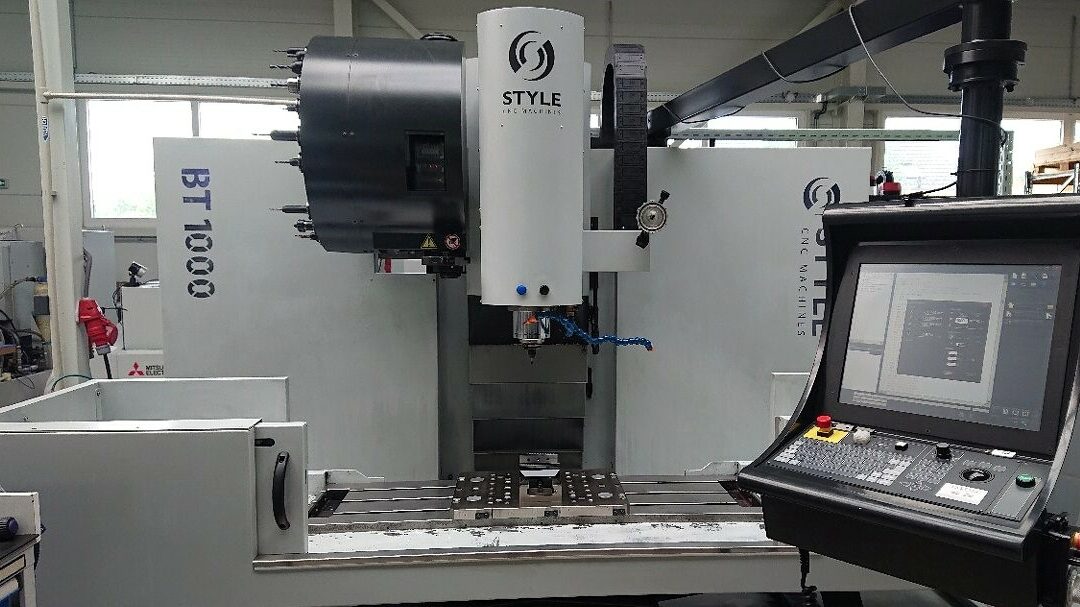 #06076 CNC milling machine STYLE BT100 incl. tool changer caroussel type